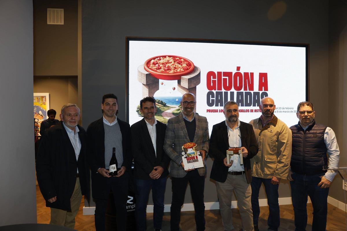 José Ramón Fiaño, Cristian Fernández, Carlos Prieto, Oliver Suárez, Vicente Fernández, Jesús Martínez Salvador y Toño Migoya, durante la presenración de Gijón a Calladas.