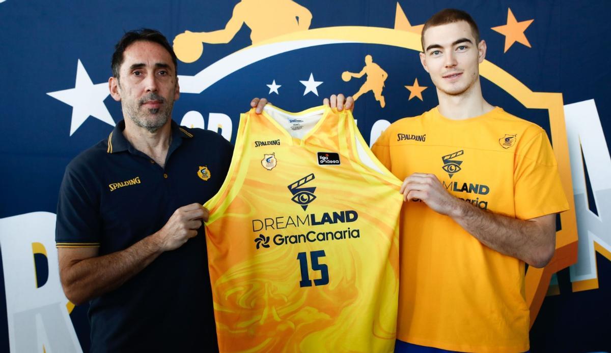 Ziga Samar posa con su nueva camiseta.