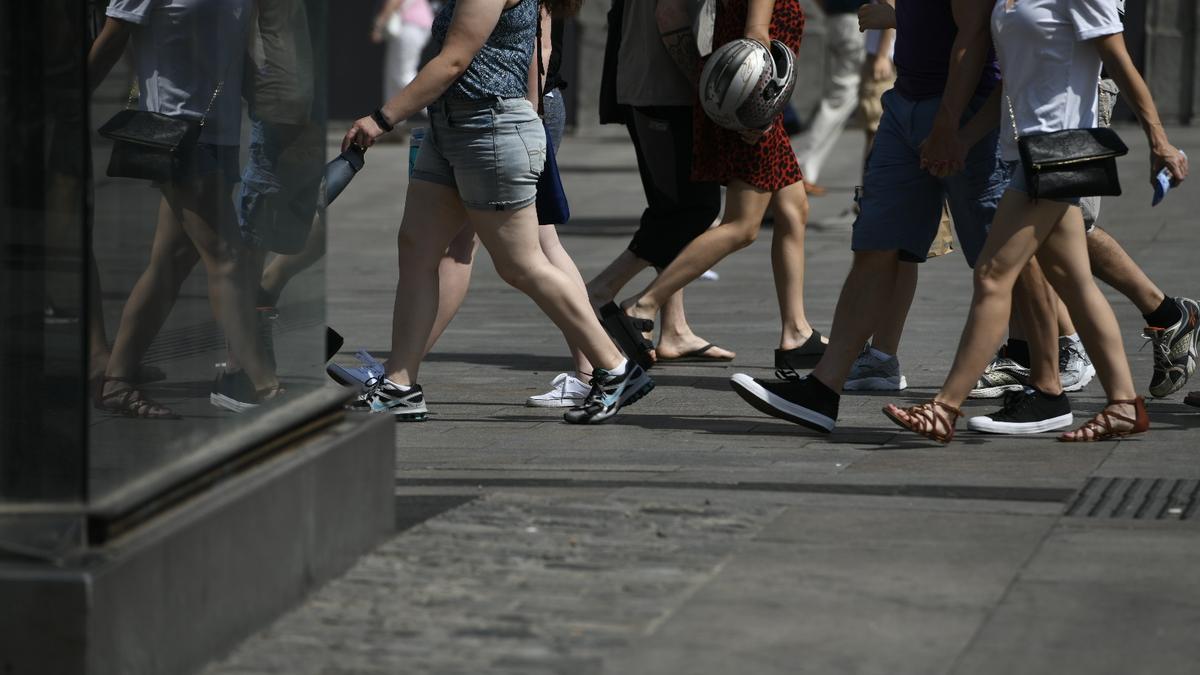 Gente andando por la calle, persona, personas