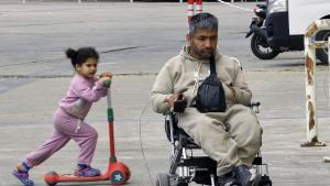 Un hombre desplazado en silla de ruedas es visto en un refugio para personas desplazadas dentro del Estadio Camille Chamoun Sports City en Beirut, Líbano, el 3 de mayo de 2026. Según la Unidad de Gestión de Desastres del gobierno libanés, al 3 de mayo de 2026, más de 31.320 familias han sido desplazadas internamente en refugios colectivos en el Líbano desde que comenzó la escalada el 2 de marzo, mientras que los ataques israelíes en todo el Líbano han matado a más de 2.580 personas y herido a más de 8.000 desde el inicio de las hostilidades reanudadas entre Israel y Hezbolá.(Líbano, Hizbulá/Hezbolá) EFE/EPA/WAEL HAMZEH