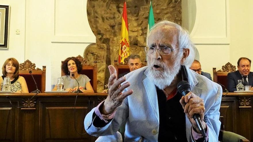 Villa del Río entrega su Medalla de Oro al pintor y escritor Ginés Liébana
