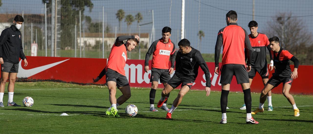 La plantilla del Sporting durante un entrenamiento en Mareo