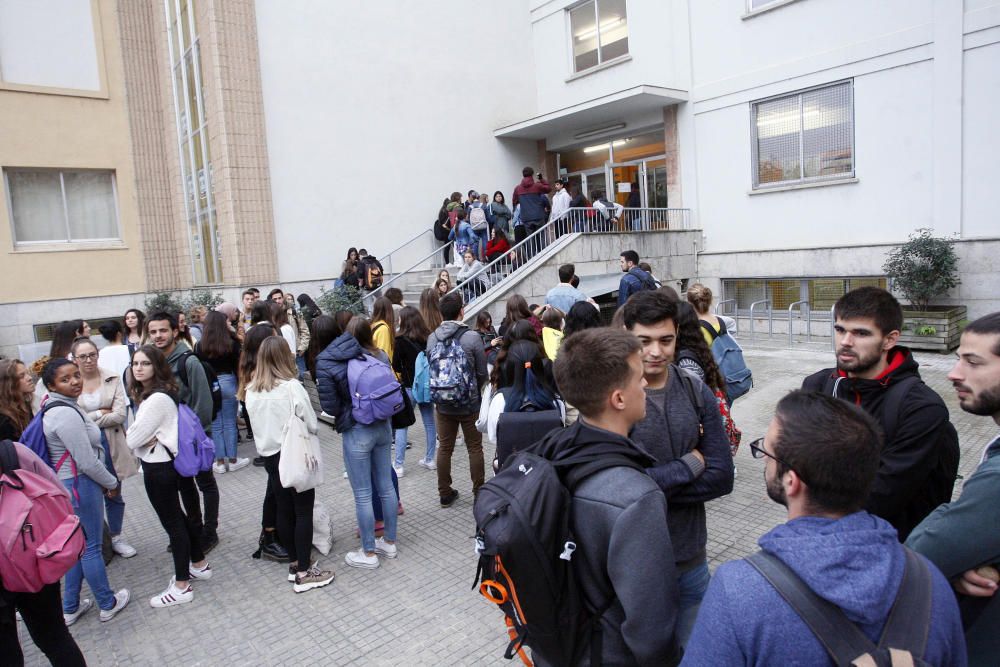 Piquets impedeixen l'accés dels alumnes a la UdG