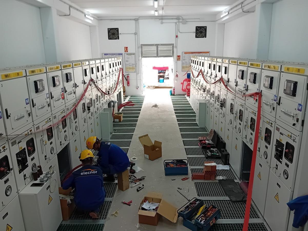 Técnicos de Endesa, en un centro de transformación en Málaga
