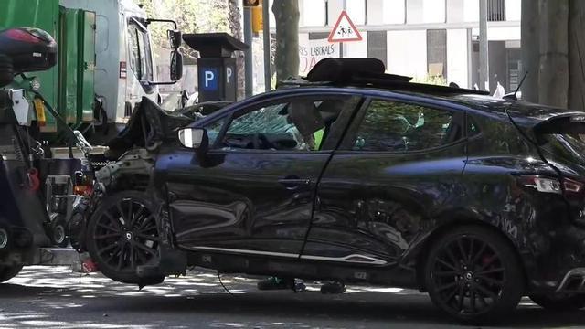 Moren dos conductors a Barcelona després d’un xoc provocat per un cotxe que fugia dels Mossos