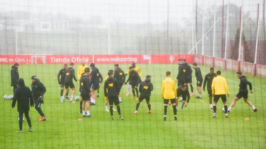 La plantilla del Sporting, entrenándose en Mareo a puerta cerrada.