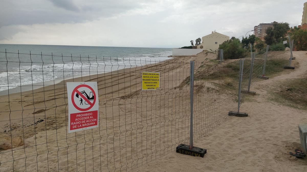 La valla que cierra la playa de la Goleta durante las próximas dos semanas