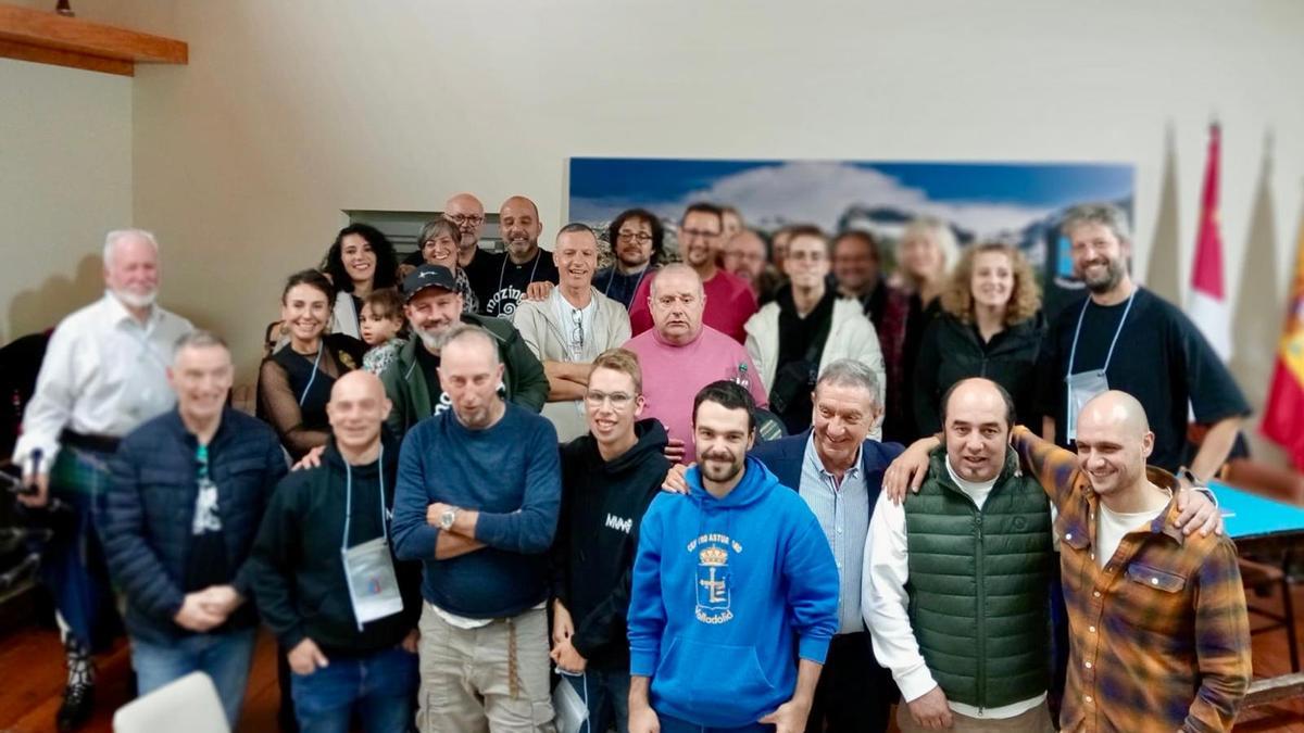 Jurado y participantes en el concurso de gaiteros en el exterior organizado por el Centro Asturiano de Valladolid