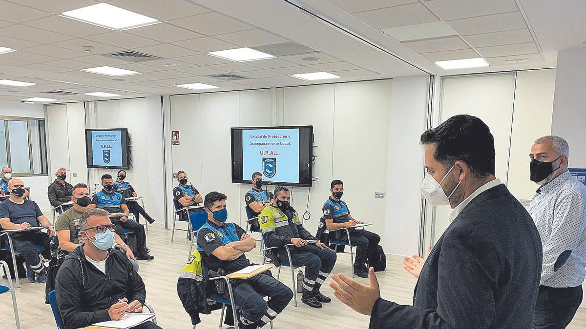 El concejal de Seguridad y Emergencias, Josué Íñiguez, durante el curso de la Policía Local.