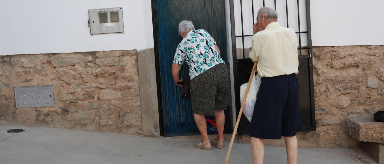 Fotogalería | Los vecinos vuelven a sus casas: así han quedado los pueblos tras el paso del incendio de Jarilla