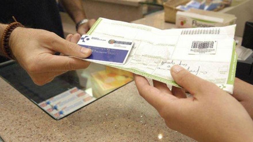 Un paciente entrega la receta en papel y la electrónica