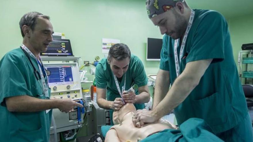 Un momento de la sesión formativa celebrada ayer en el Hospital General de Alicante.