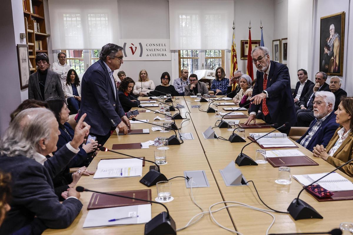 Instante de la discusión de Lozano, Muñoz y Rovira.