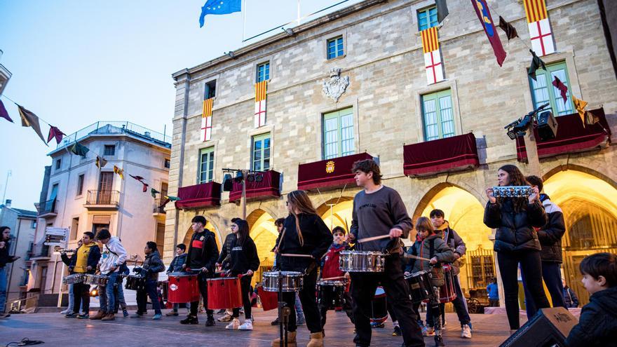 L’Aixada de Manresa decora el recorregut fins a la Sala Gòtica de l&#039;Hospital de Sant Andreu per portar-hi gent