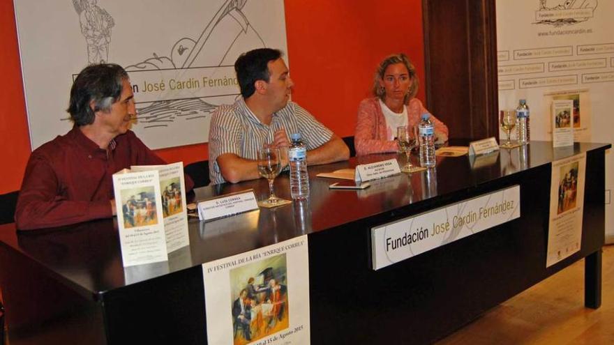 Luis Correa; el alcalde, Alejandro Vega, y Enriqueta de Valdés, coordinadora de la Fundación Cardín, ayer, en Villaviciosa.