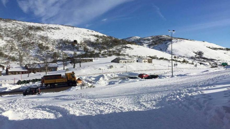 La cuña retira la nieve del aparcamiento de La Raya, al mediodía de ayer.