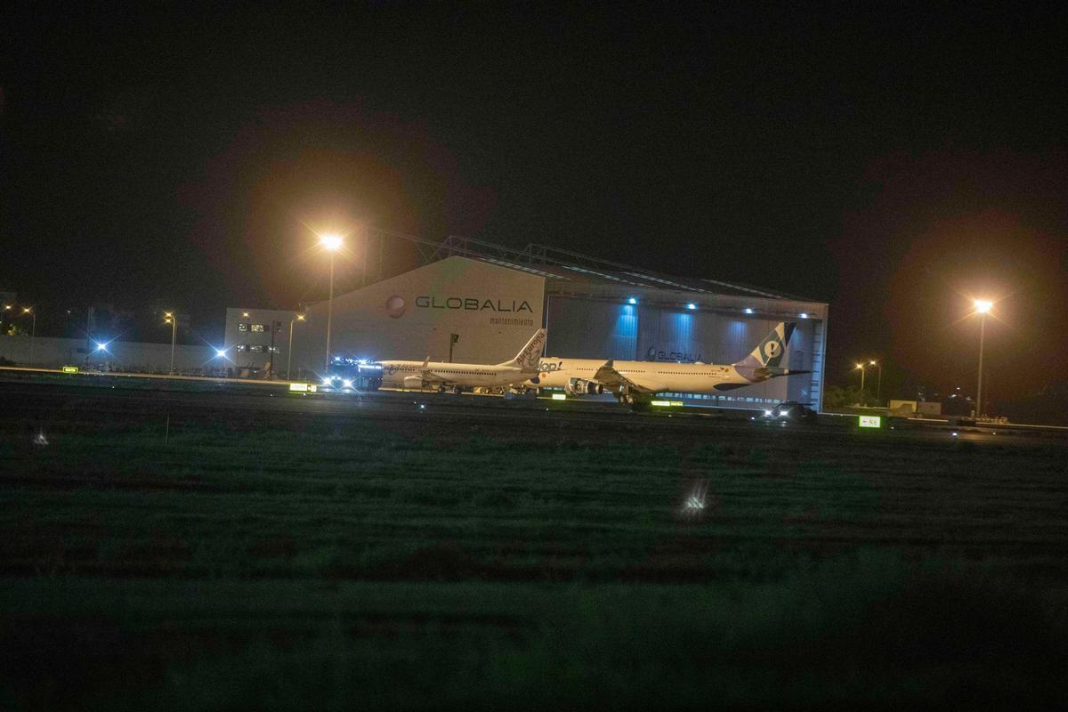 Cierra el aeropuerto de Palma por la presencia de pasajeros en las pistas.