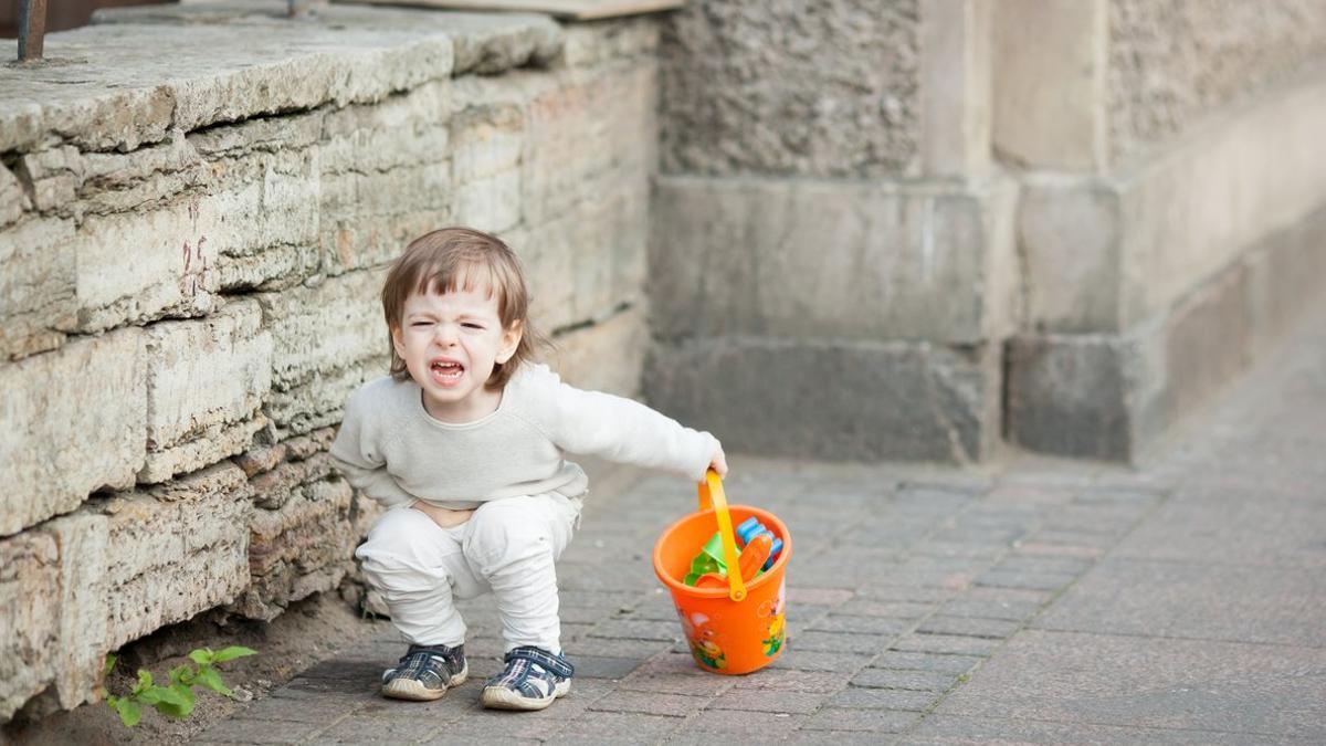 Niños pequeños con rabietas