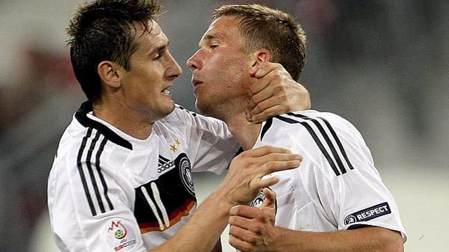 Lukas Podolski celebra junto a su compañero Miroslav Klose el segundo gol