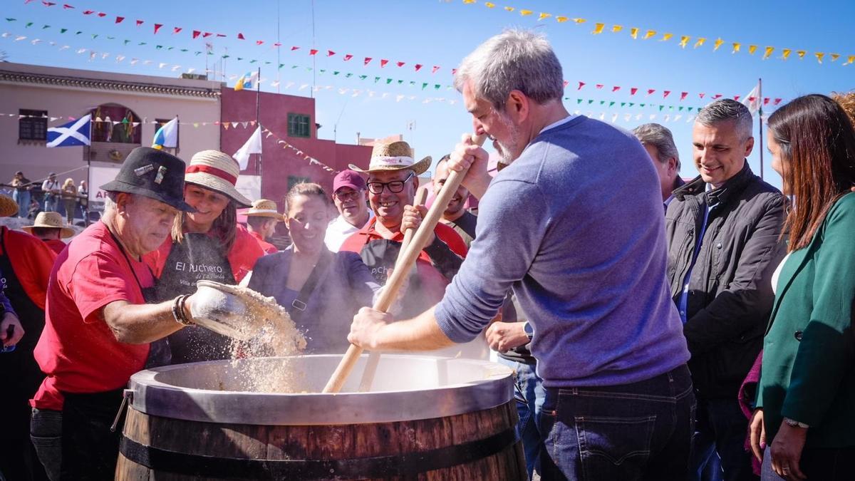 El presidente del Gobierno de Canarias, Fernando Clavijo, participa en la preparación del puchero.