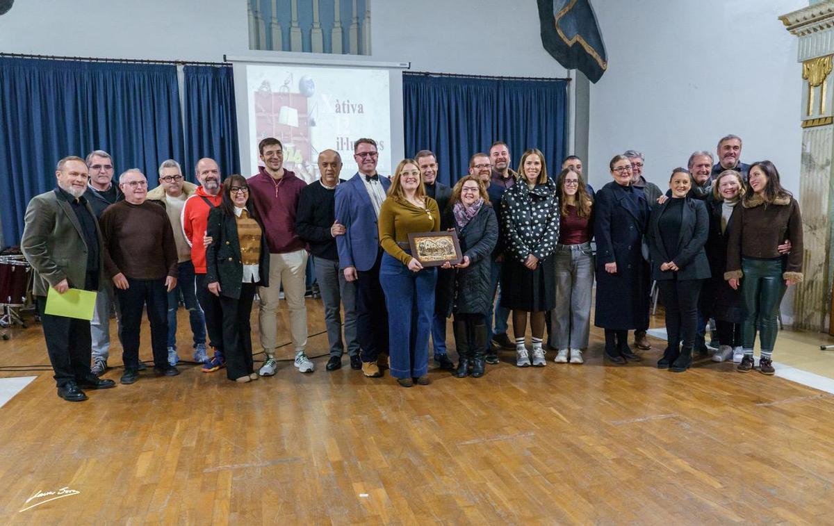 Distinción a la Falla Españoleto en el acto del calendario solidario de Xàtiva.