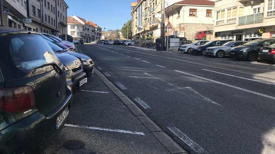 Vehículos estacionados en pleno centro urbano de Nigrán.