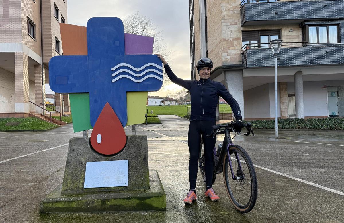 Manuel Monasterio, en la plaza de los Donantes antes de iniciar su entrenamiento en bicicleta.