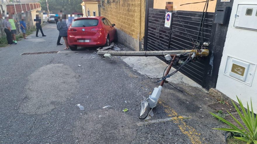 Una ventana cae a la calle en Sanxenxo y daña dos vehículos cuando un vecino la limpiaba de madrugada