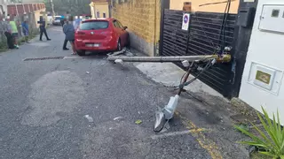 Una ventana cae a la calle en Sanxenxo y daña dos vehículos cuando un vecino la limpiaba de madrugada