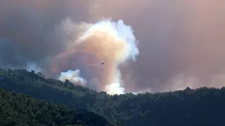 Directo | Los bomberos confían estabilizar el incendio de Paüls esta mañana tras trabajar "intensamente" durante la noche