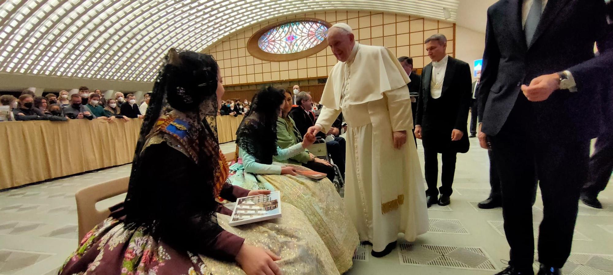 Extra Fallas Levante-EMV. Momento histórico: el papa Francisco recibe a las falleras mayores de València