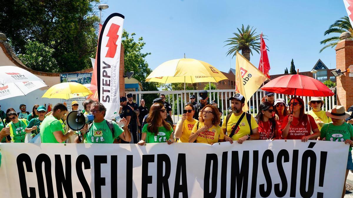 Tres de los sindicatos piden la dimisión de Ortí antes de la sexta reunión de negociación.