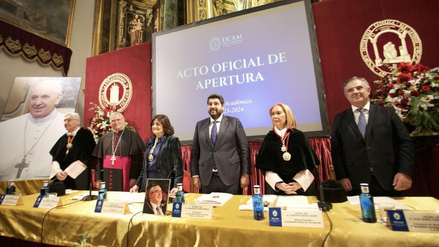 El acto de apertura oficial del curso universitario en la UCAM se celebró este lunes en el Monasterio de los Jerónimos. | JUAN CARLOS CAVAL