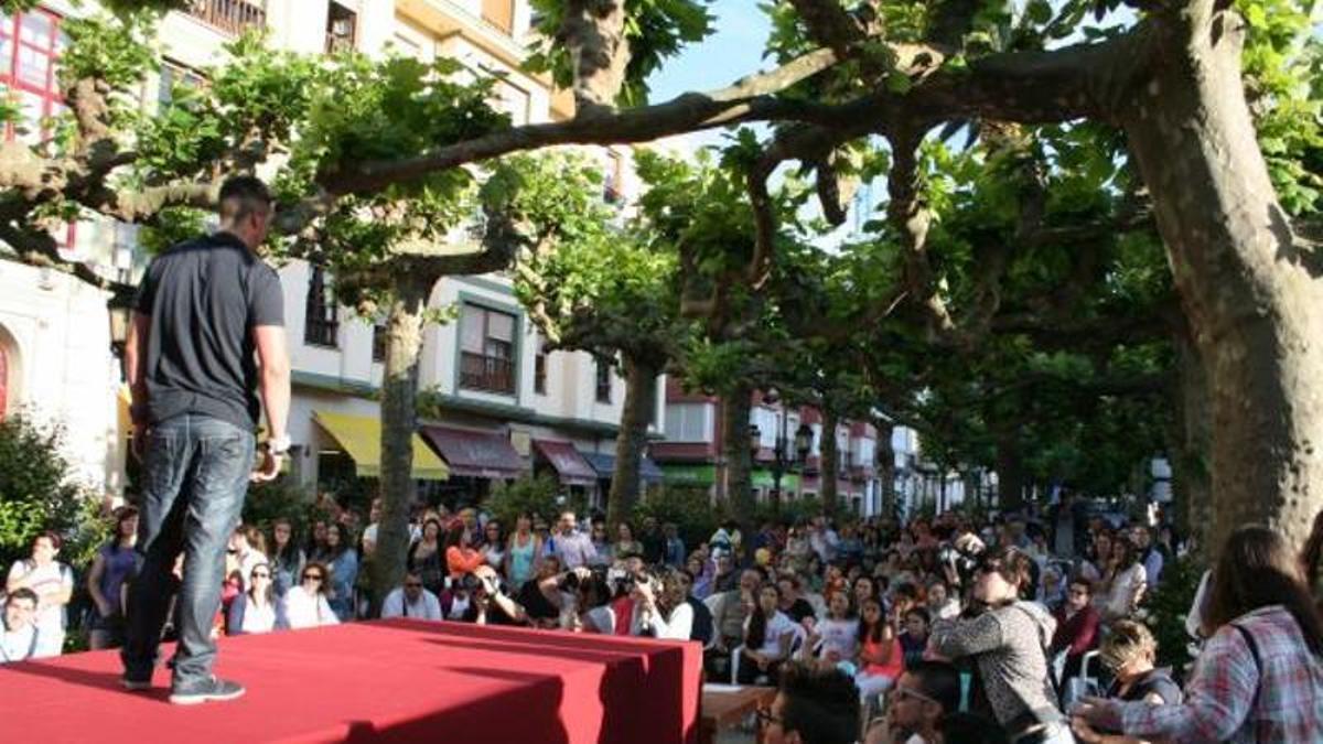 Desfile de las Noches Blancas de Navia en una pasada edición.,