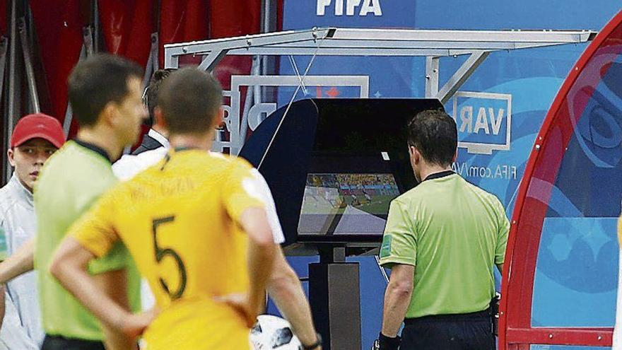 El árbitro uruguayo Andrés Cunha, ayer, revisando en el vídeo la jugada antes de señalar el penalti con el que se adelantó Francia.