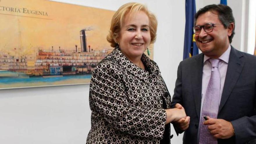 Rosa Aza y Laureano Lourido, ayer, en el puerto gijonés.