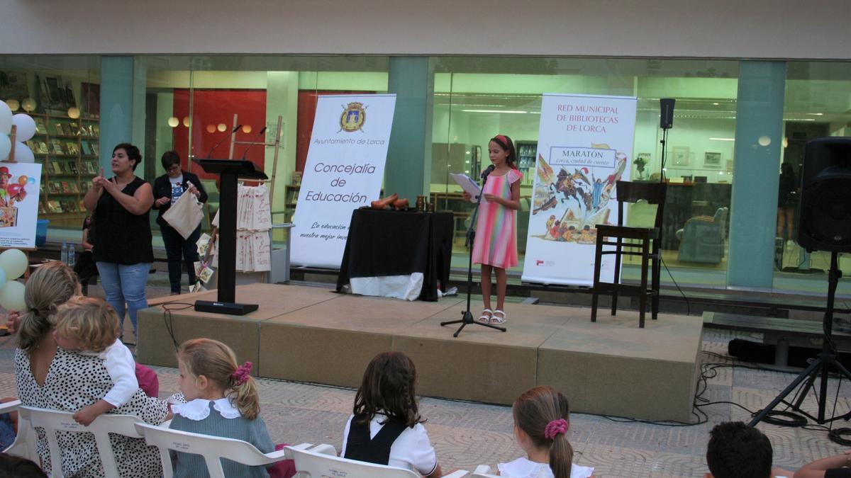 Teresa Francos Martínez, ganadora del Concurso infantil de cuentos Concha Fernández Luna, participaba en el maratón contando un cuento.