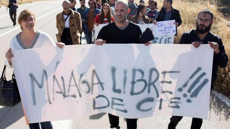 Cerca de medio centenar de personas se han concentrado hoy a las puertas de la cárcel de Archidona.