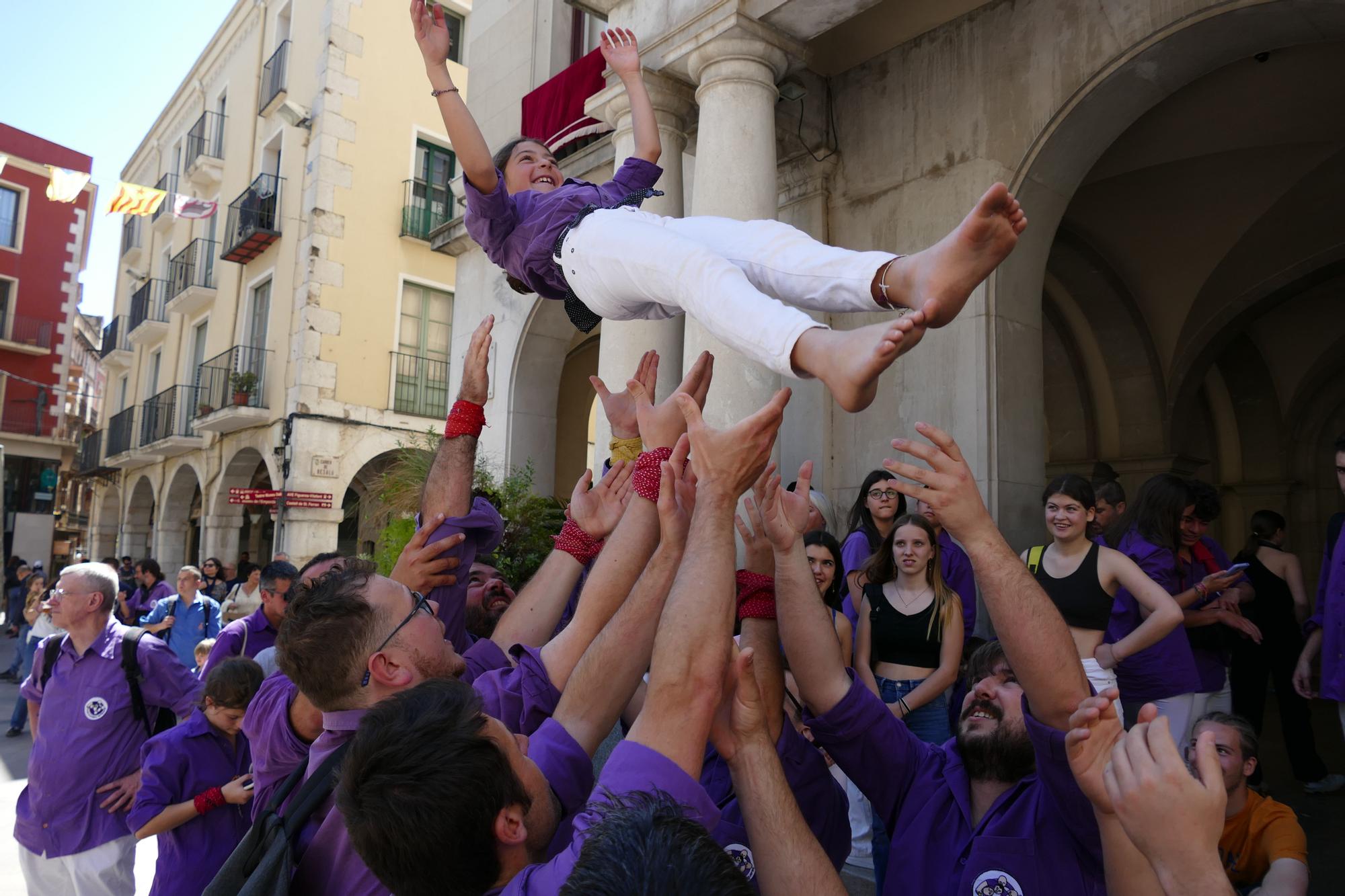 La plaça es tenyeix de colors amb la Diada Castellera de Santa Creu