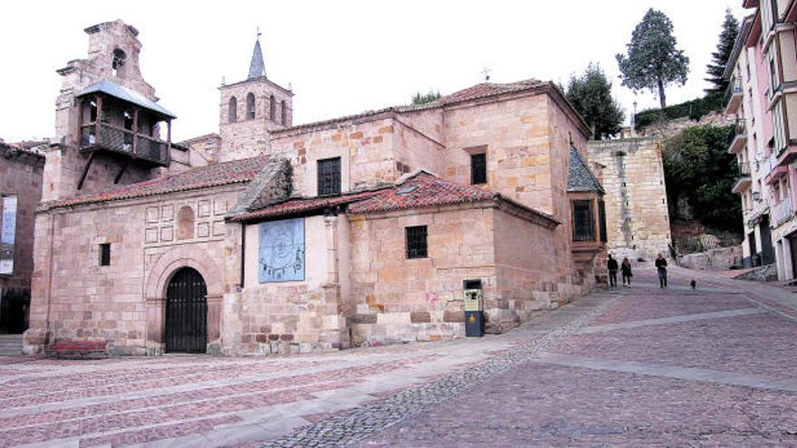 Exterior de Santa Lucía donde se ve el reloj de sol y el camarín.