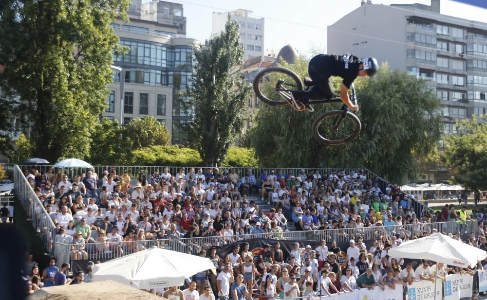 Las acrobacias aéreas del Dirt Jump dejan boquiabierto al público de O Marisquiño.