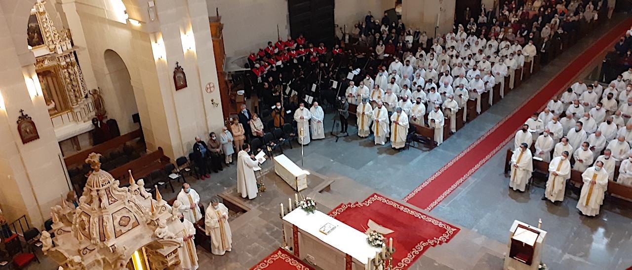 Sacerdotes en la misa crismal celebrada hoy en San NIcolás