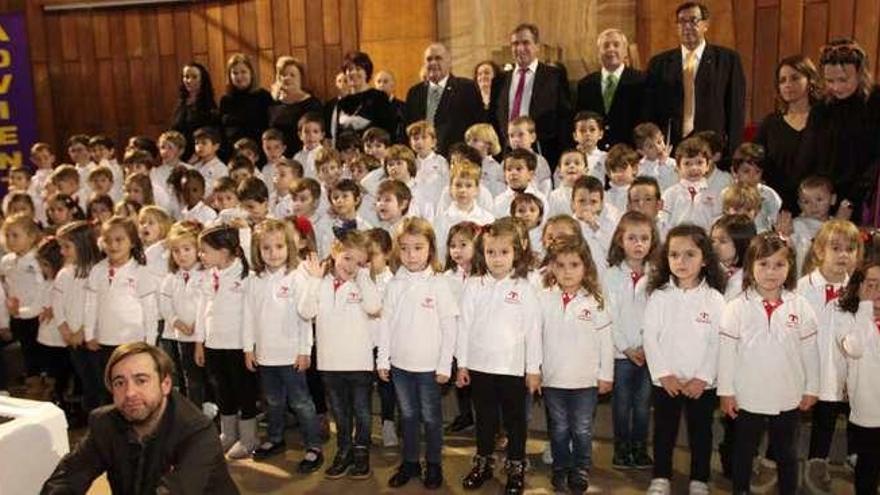 Los escolares del Codema, con el coro &quot;Ars Senatorum&quot; y, delante, Carlos José Martínez, al comienzo del concierto.