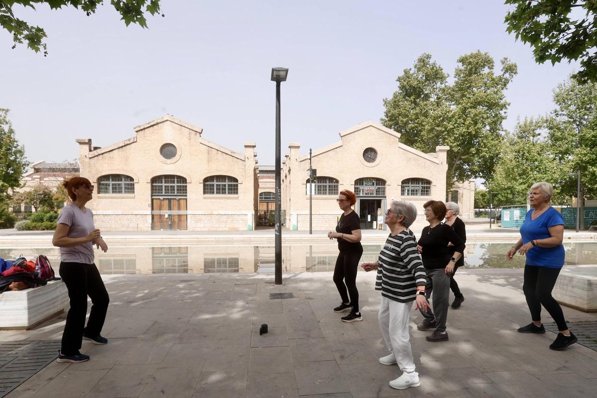 Un grupo de mujeres hace ejercicio en el Parc Central