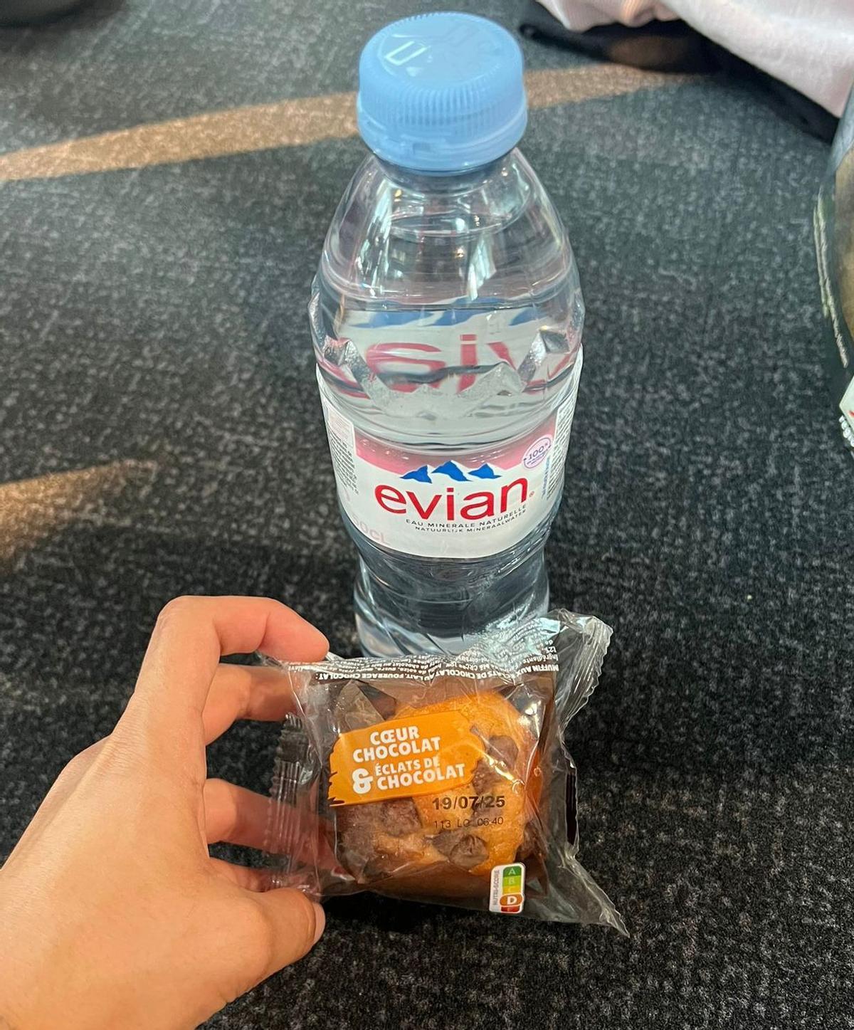 La única comida que han recibido los afectados: una magdalena