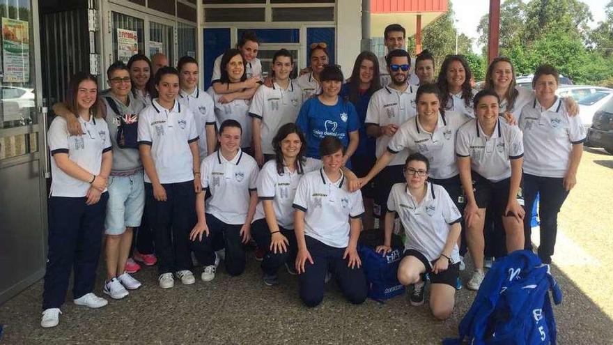 La sección femenina del A Estrada Futsal posa ante el Coto Ferreiro.