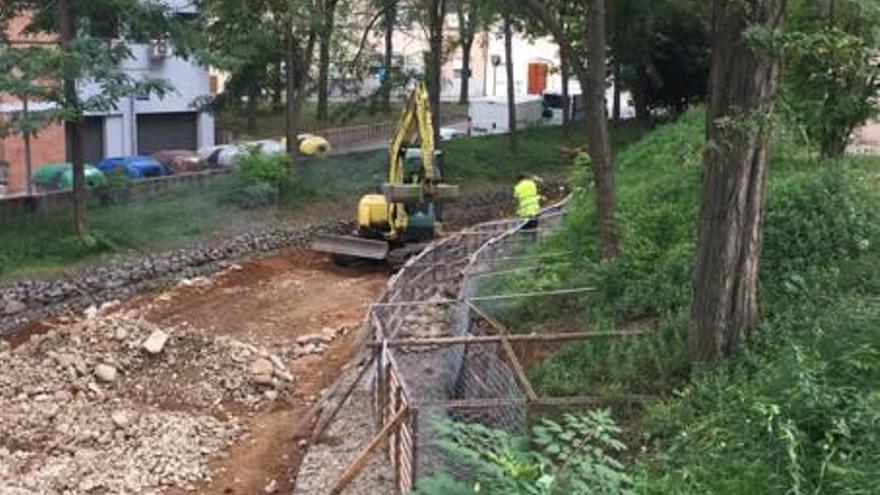 Operaris treballant a l&#039;interior de la riera.