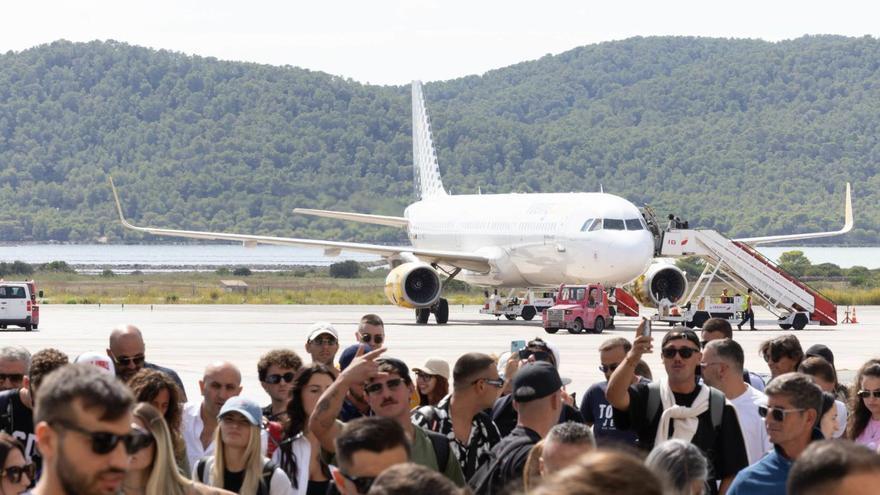 Pasajeros en la pista en el aeropuerto de Eivissa.