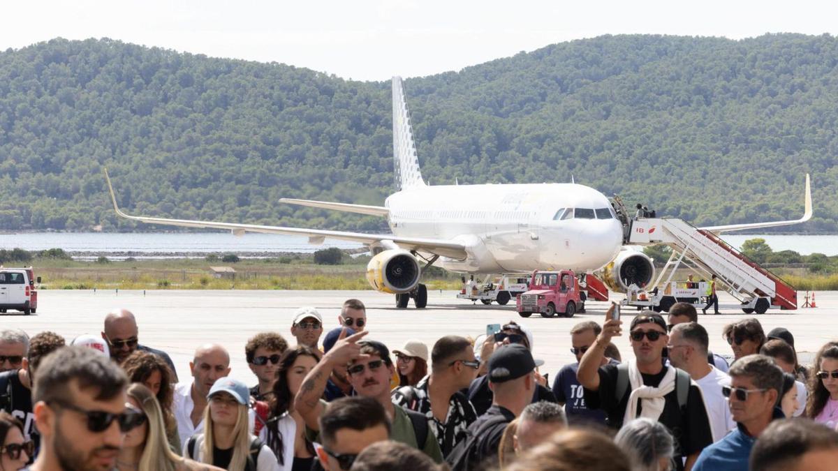 Pasajeros en la pista en el aeropuerto de Eivissa. | FOTO: VICENT MARÍ