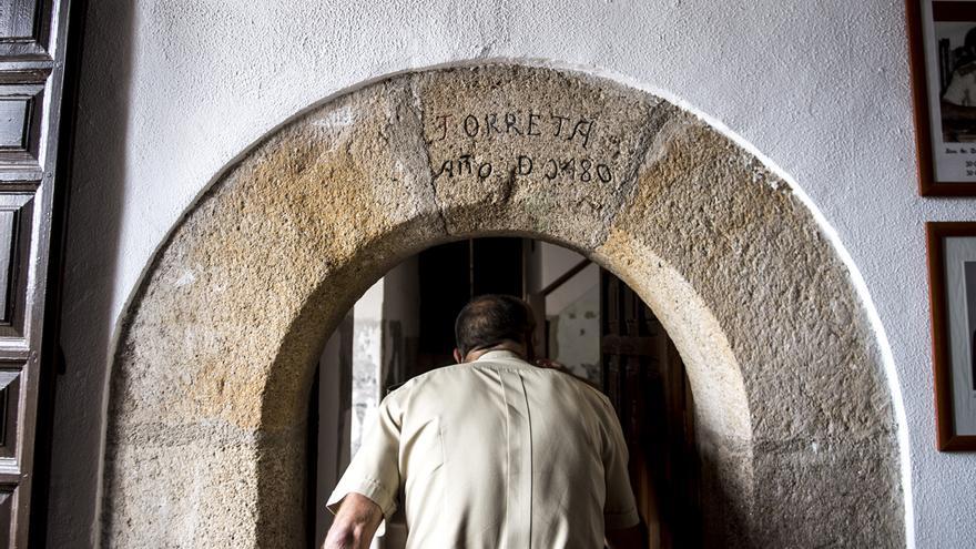 Fotogalería | La torre del palacio de las Cigüeñas de Cáceres se suma a la Noche del Patrimonio